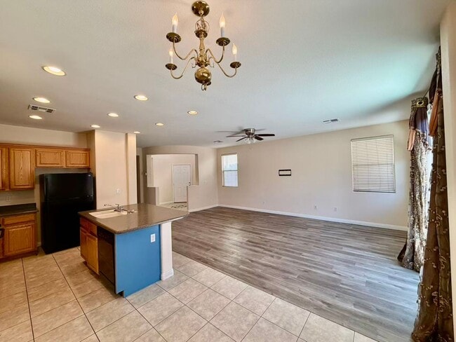 Building Photo - Well-maintained two-story home