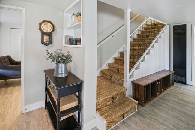 Building Photo - Garfield House: Fully Furnished House, Large private lot across from Golf Course $300 Utility Fee