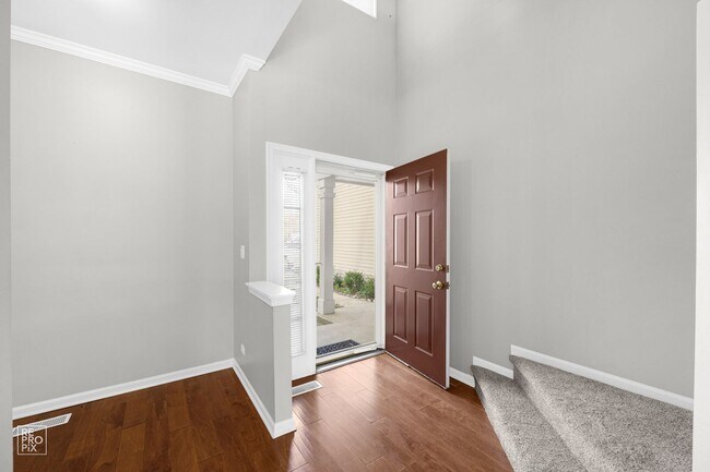 Building Photo - Gorgeous and Updated Large 2 Bedroom / 1.5 Bath Townhome in Grayslake!