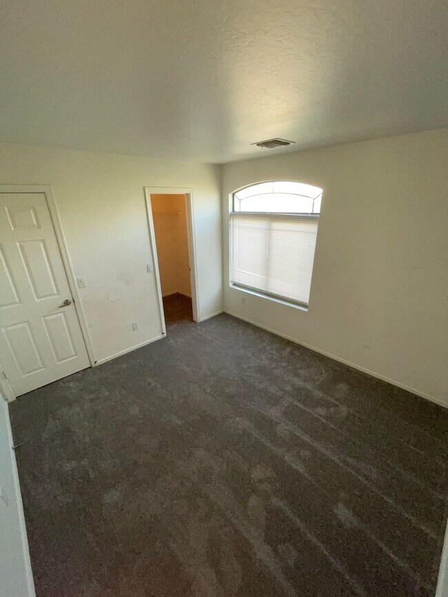 Building Photo - 5707 S 31st Dr