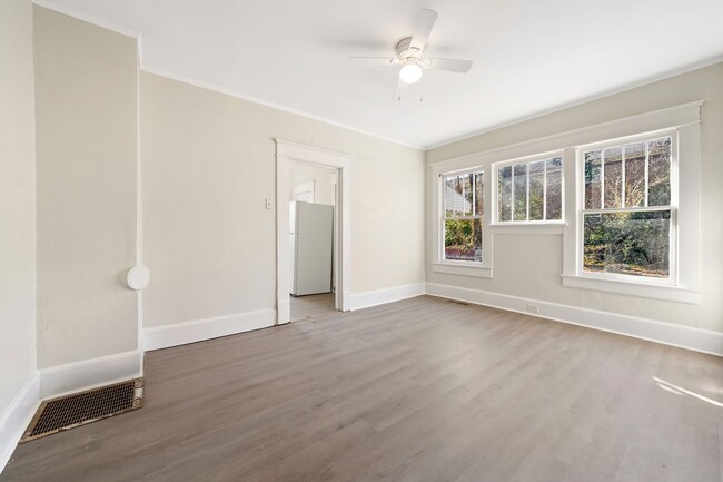 Building Photo - Newly remolded 3 BR with Hardwood Floors