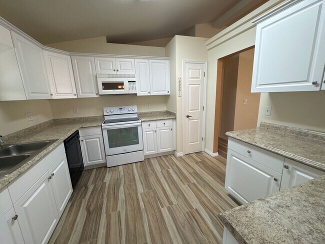 Building Photo - Beautiful Pool Home In Great Location!