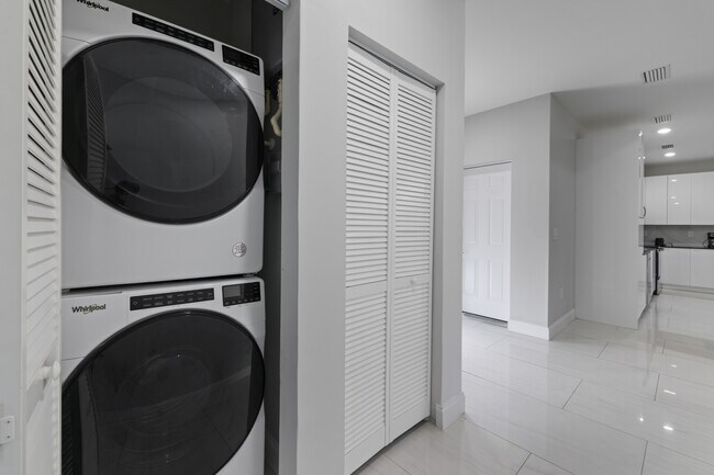 Building Photo - 674 Windermere Dr