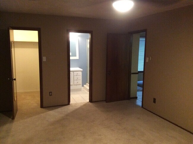 Building Photo - 2020 Glenarm Dr