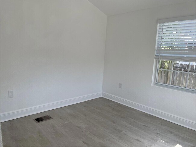 Building Photo - 114 W Amelia Ave