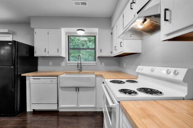 Building Photo - Charming 2-Bedroom Duplex in an Established Neighborhood