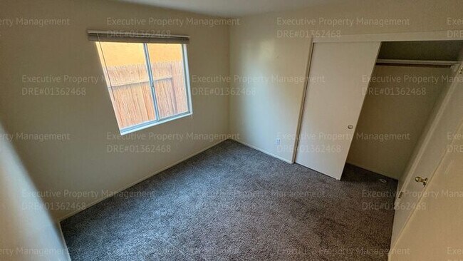 Building Photo - 4 bedroom 2 bathroom split wing home in North Bakersfield