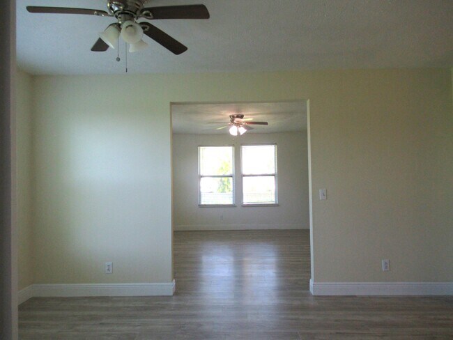 Building Photo - 5310 Palm Dr
