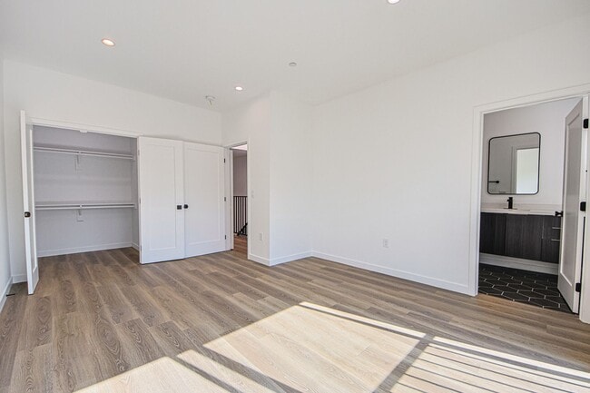 Building Photo - 5233 Satsuma Ave