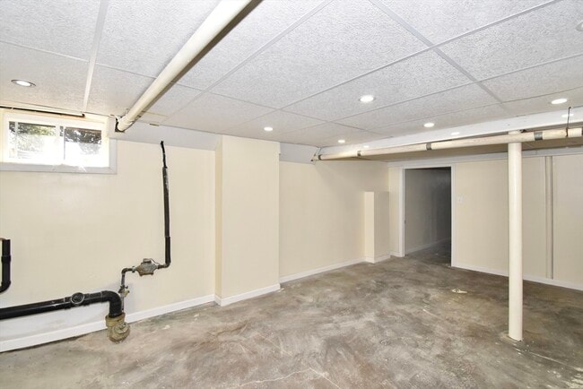 Building Photo - 582 Springfield St