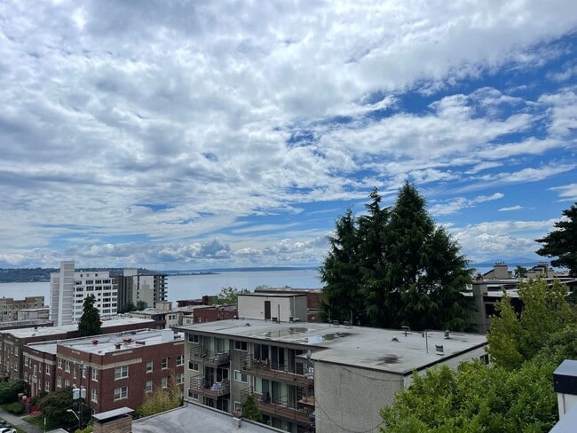 Building Photo - CLICK "REQUEST A TOUR" NOW!