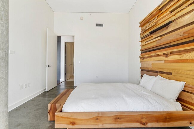 Building Photo - The Civic - 2 bed/2 bath, east facing 16th...
