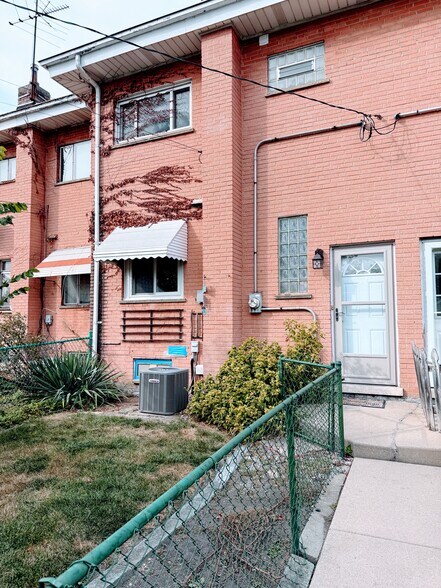 Back Entry - 470 E Vallette St