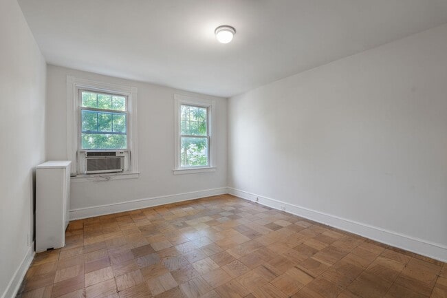Building Photo - Spacious 6BR/1.5BA Row home