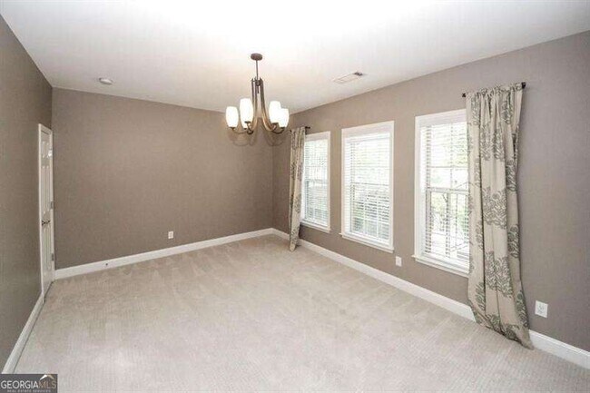 Building Photo - 1004 E Paces Chase