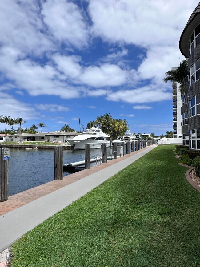 Building Photo - 3121 NE 51st St