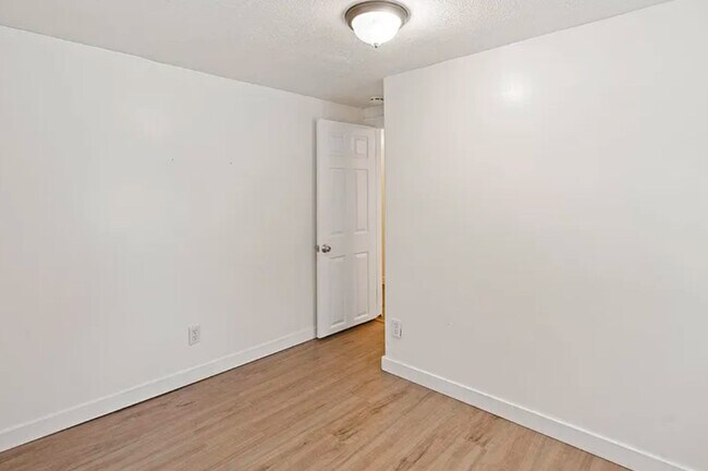 Building Photo - 471 W Elm St