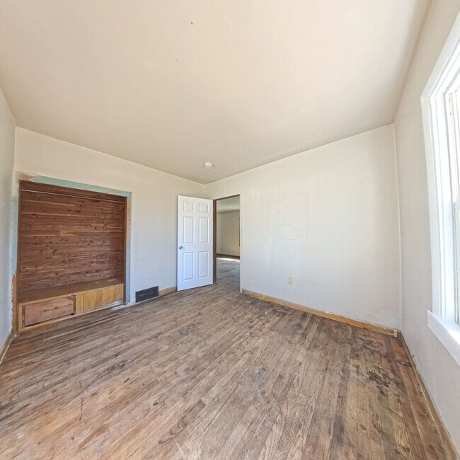 Building Photo - 2 Bedroom on the East Side with Garage