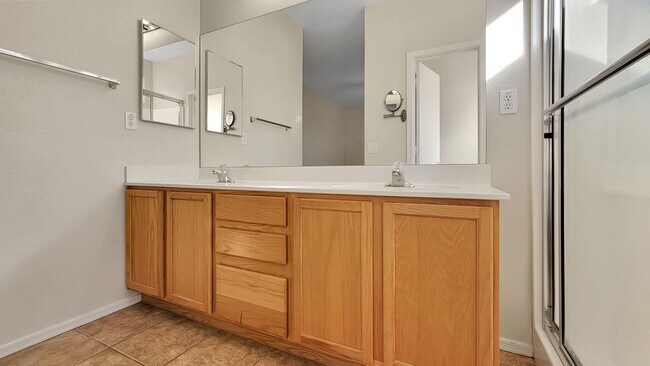 Building Photo - Great location near Bell Rd in Surprise! A...
