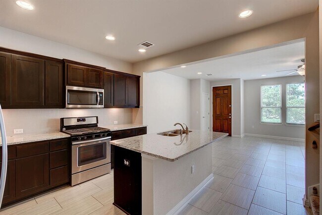 Building Photo - 13800 Lyndhurst St
