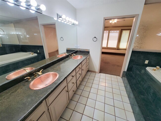Building Photo - 4717 Country Club View