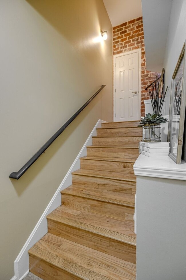 Building Photo - FULLY FURNISHED 2 BED 2 BATH TOWNHOME IN GREENHILLS $2250 PER MONTH.