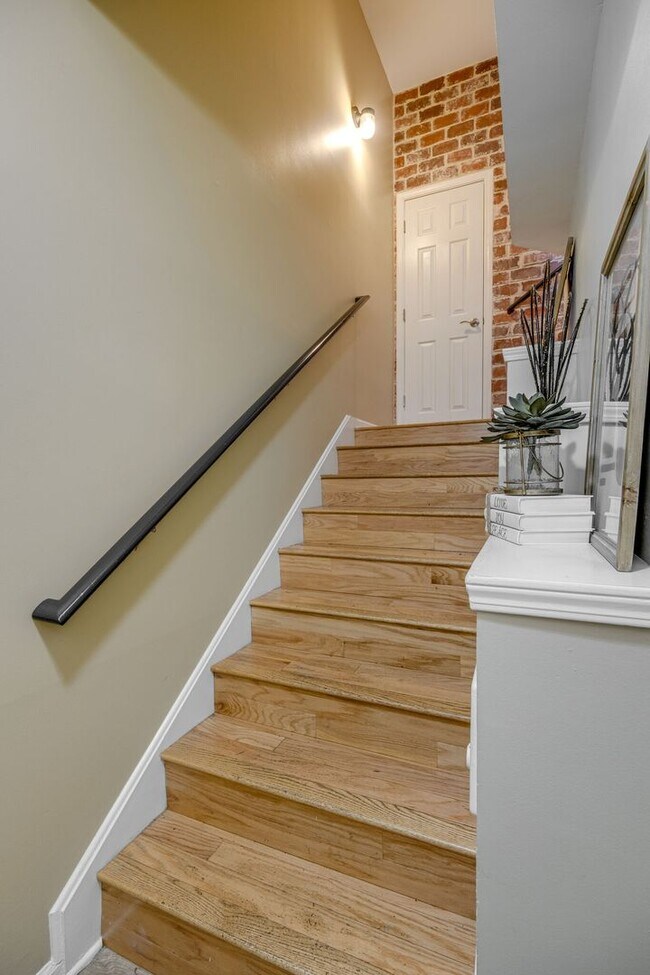 Building Photo - FULLY FURNISHED 2 BED 2 BATH TOWNHOME IN GREENHILLS $2500 PER MONTH.