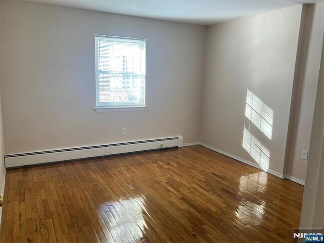 Building Photo - 1251 Valley Rd