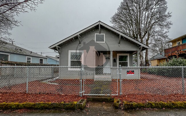 Building Photo - Adorable Craftsman Home in SE Salem