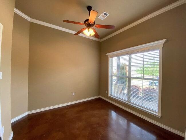 Building Photo - 4  Bedroom Single Famly Home Available Now!