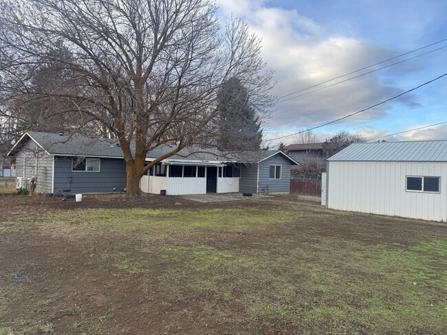 Building Photo - Spacious Single-Story Home on Corner Lot