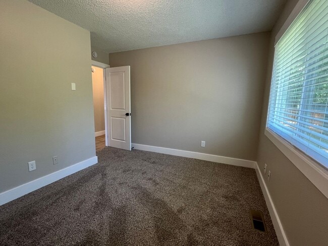 Building Photo - Remodeled 3 Bedroom in Gresham