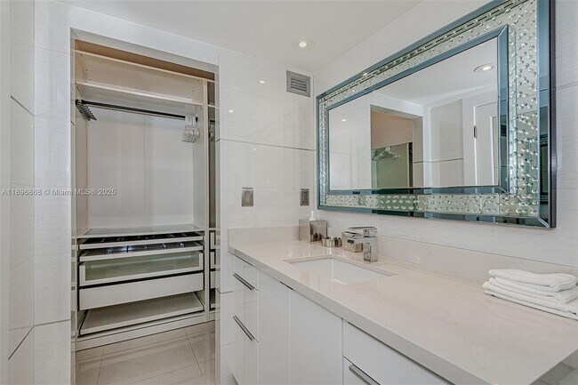 Building Photo - 2301 Collins Ave