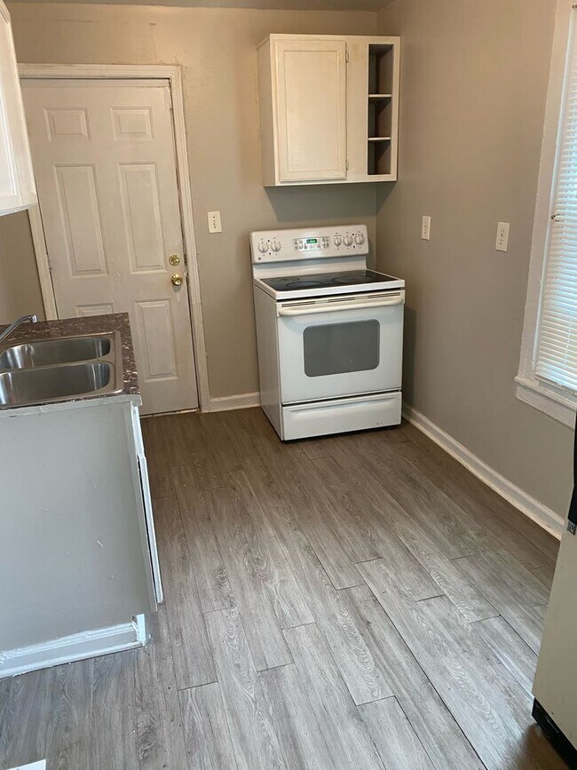 Building Photo - 251-251 1/2 N Fifth St