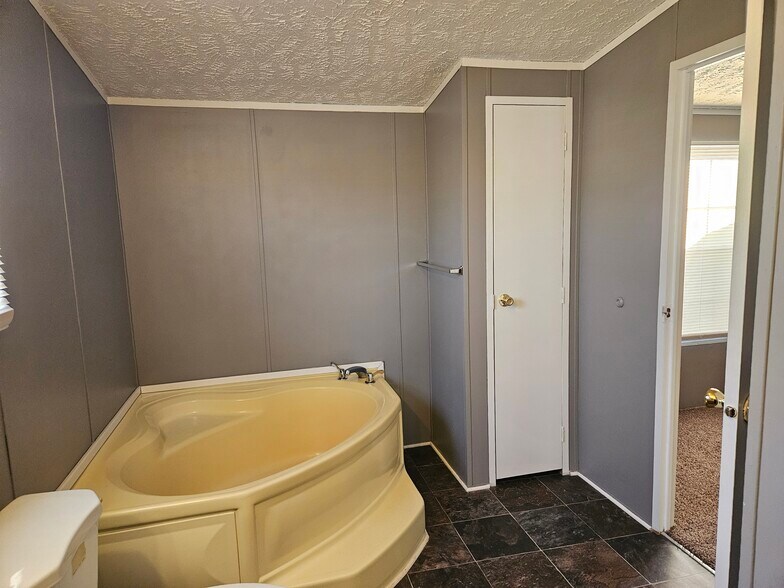 Building Photo - 45 Lynnwood Cir