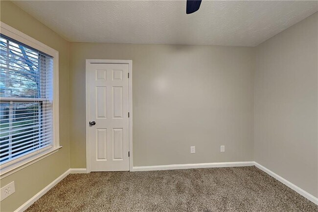 Building Photo - 400 Manor Glen Dr