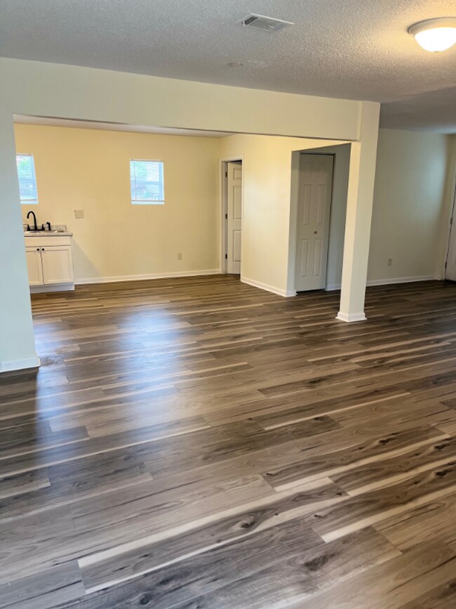 Building Photo - 3 Br Brick Ranch