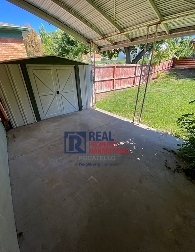 Building Photo - 3 Bedroom 1 Bath Home - 1 car garage - PET...