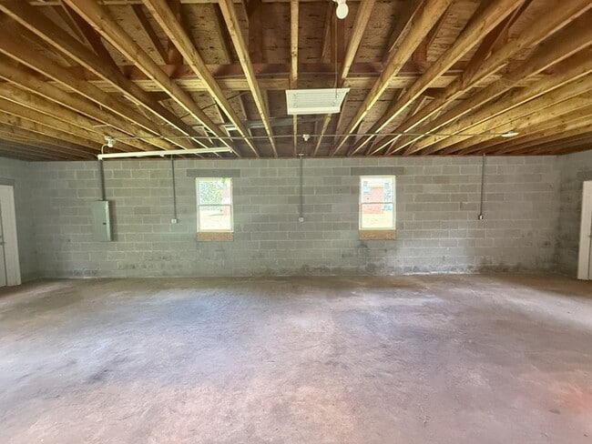 Building Photo - 12 Hollis St
