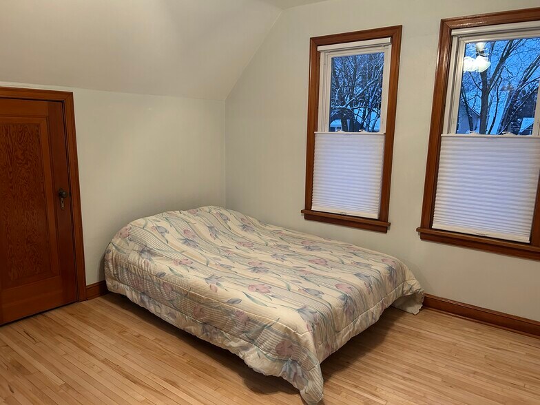 Large bedroom - 749 Hawthorne Ave E