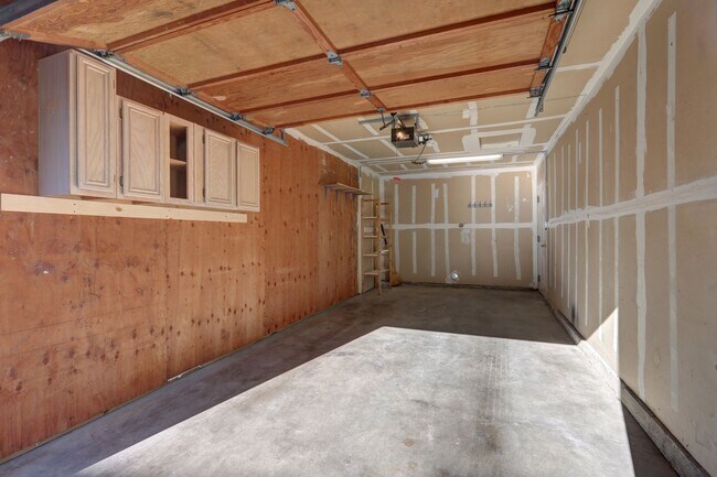 Building Photo - Charming Updated 2 Bedroom 2 Bathroom Bellevue Condo
