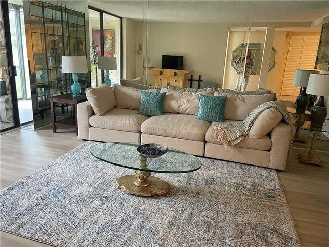 Building Photo - 3730 Inverrary Dr