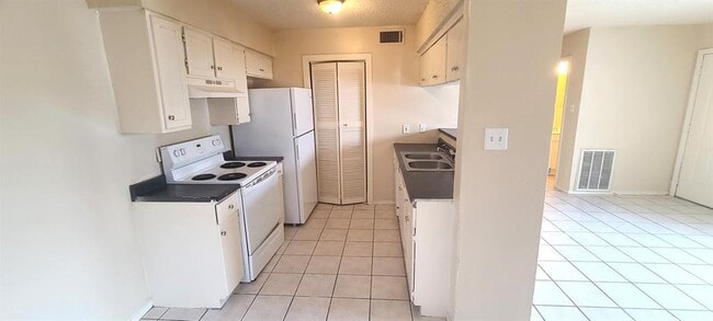 Building Photo - 5808 Wellington Dr
