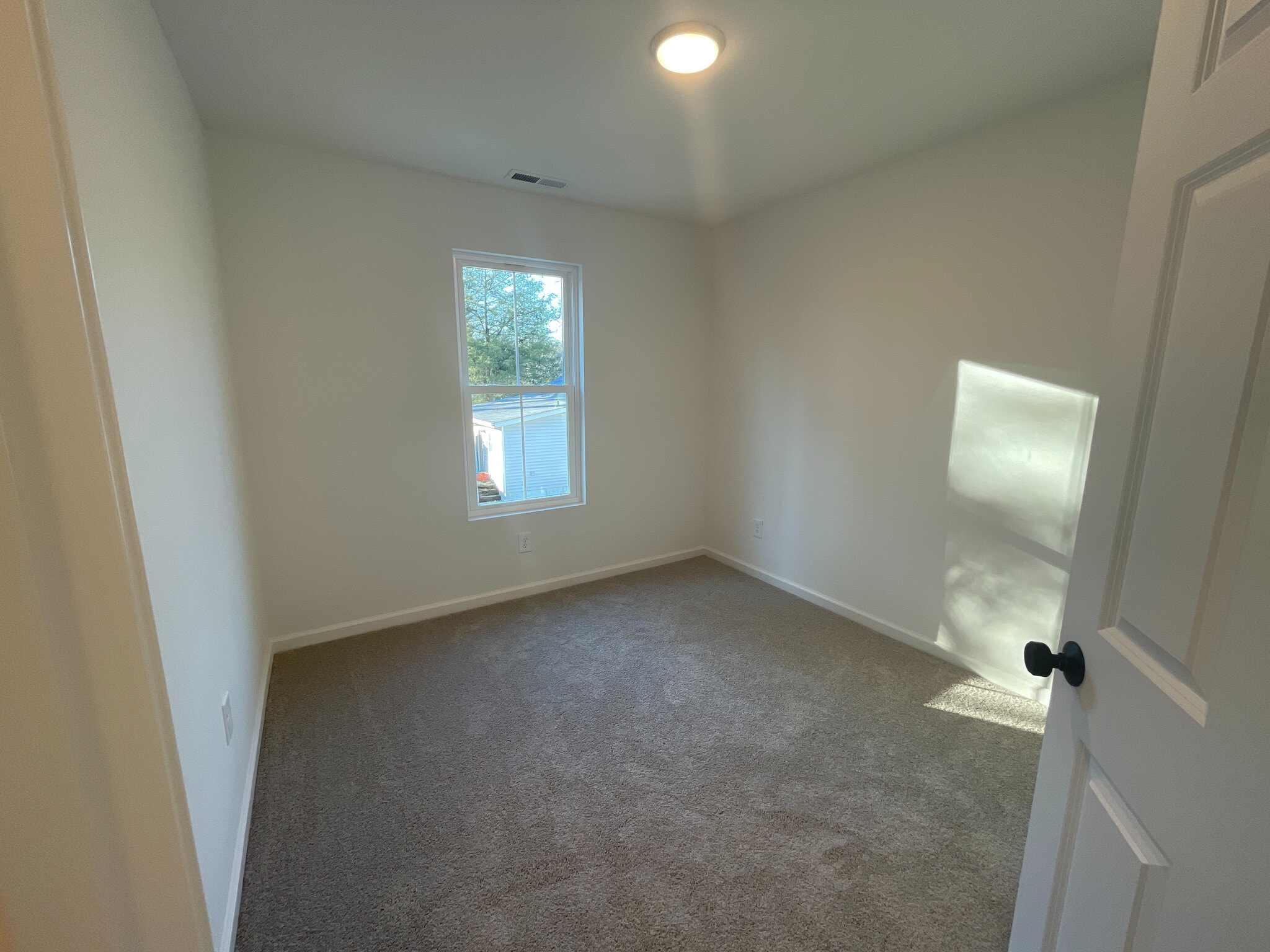 Building Photo - Room in House on Maplewood Dr