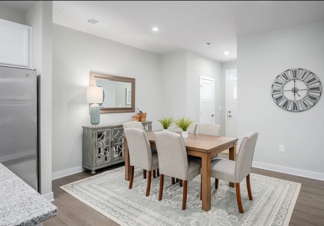 Building Photo - 736 Empire St