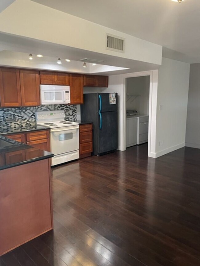 Building Photo - Charming 3 Bedroom Home | Oversized Backyard on Corner Lot