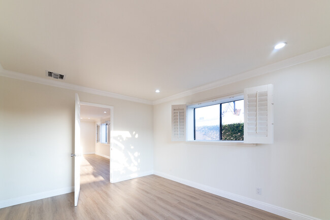 Building Photo - 1510 S Barrington Ave