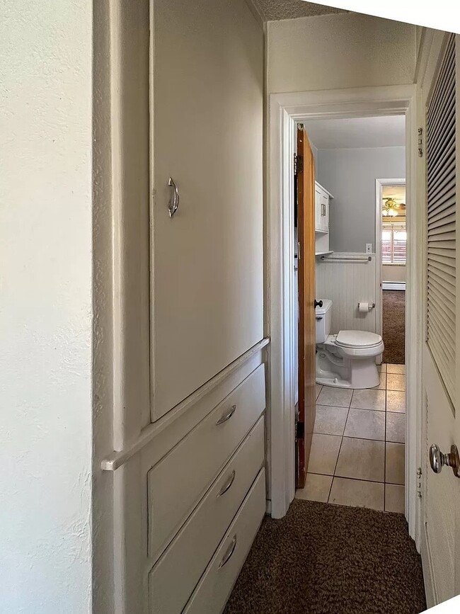 Building Photo - Great two bed / one bath in south Denver f...