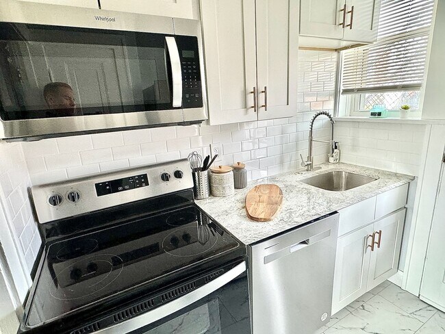 Building Photo - 4932 Lindenwood Ave