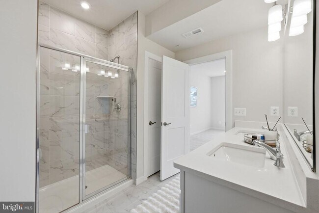 Building Photo - 43830 Middleway Ter